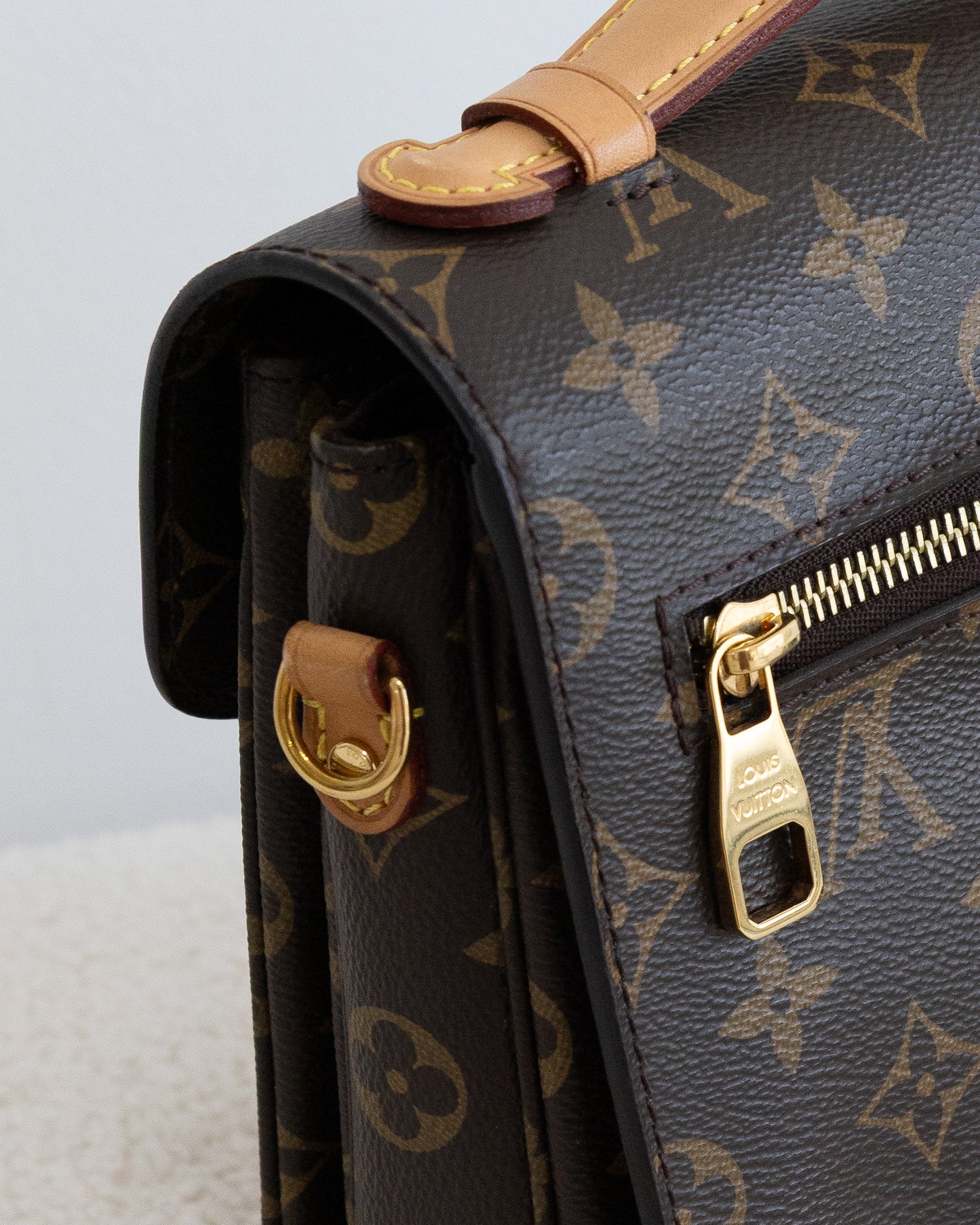 LOUIS VUITTON Pochette Metis