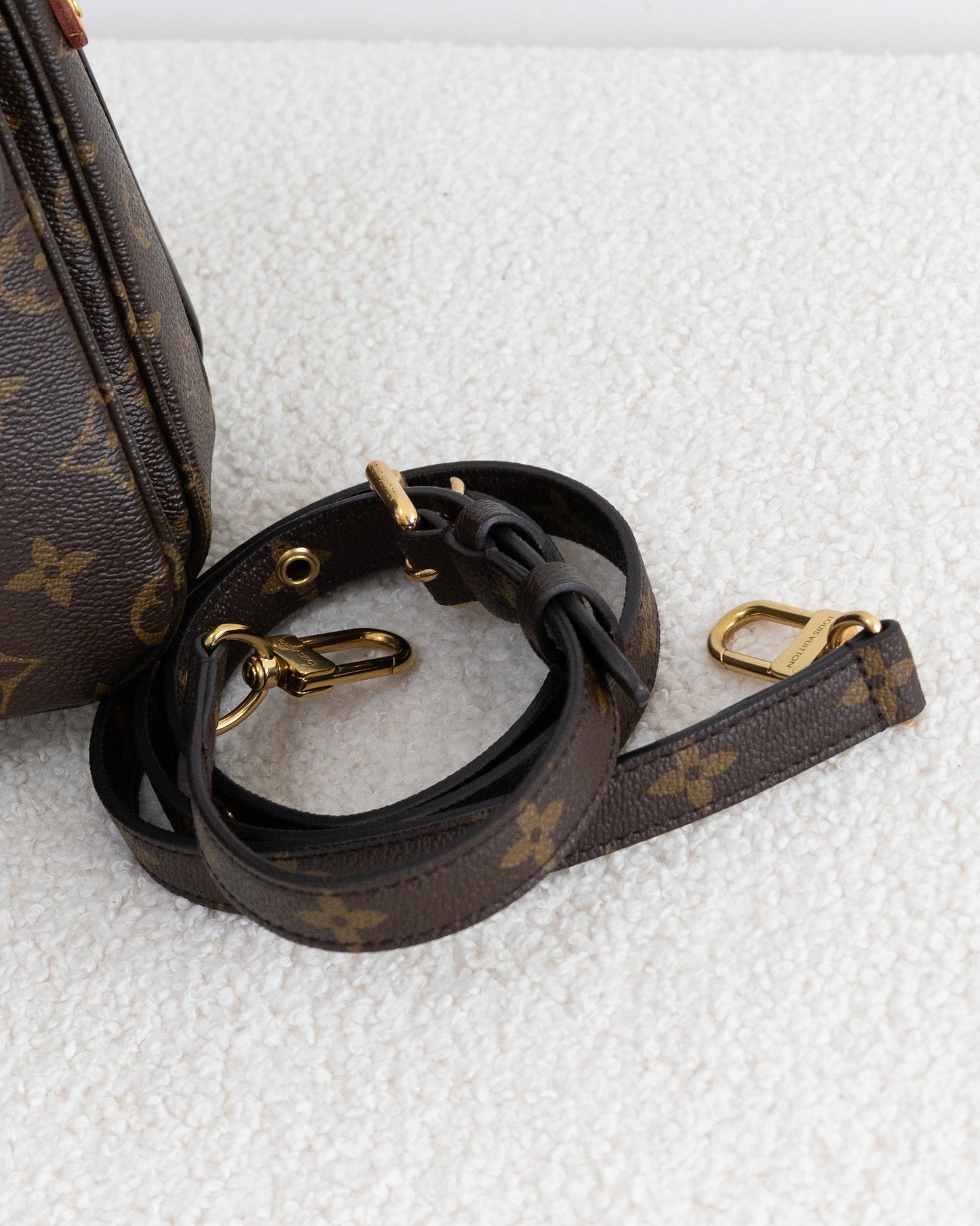LOUIS VUITTON Pochette Metis