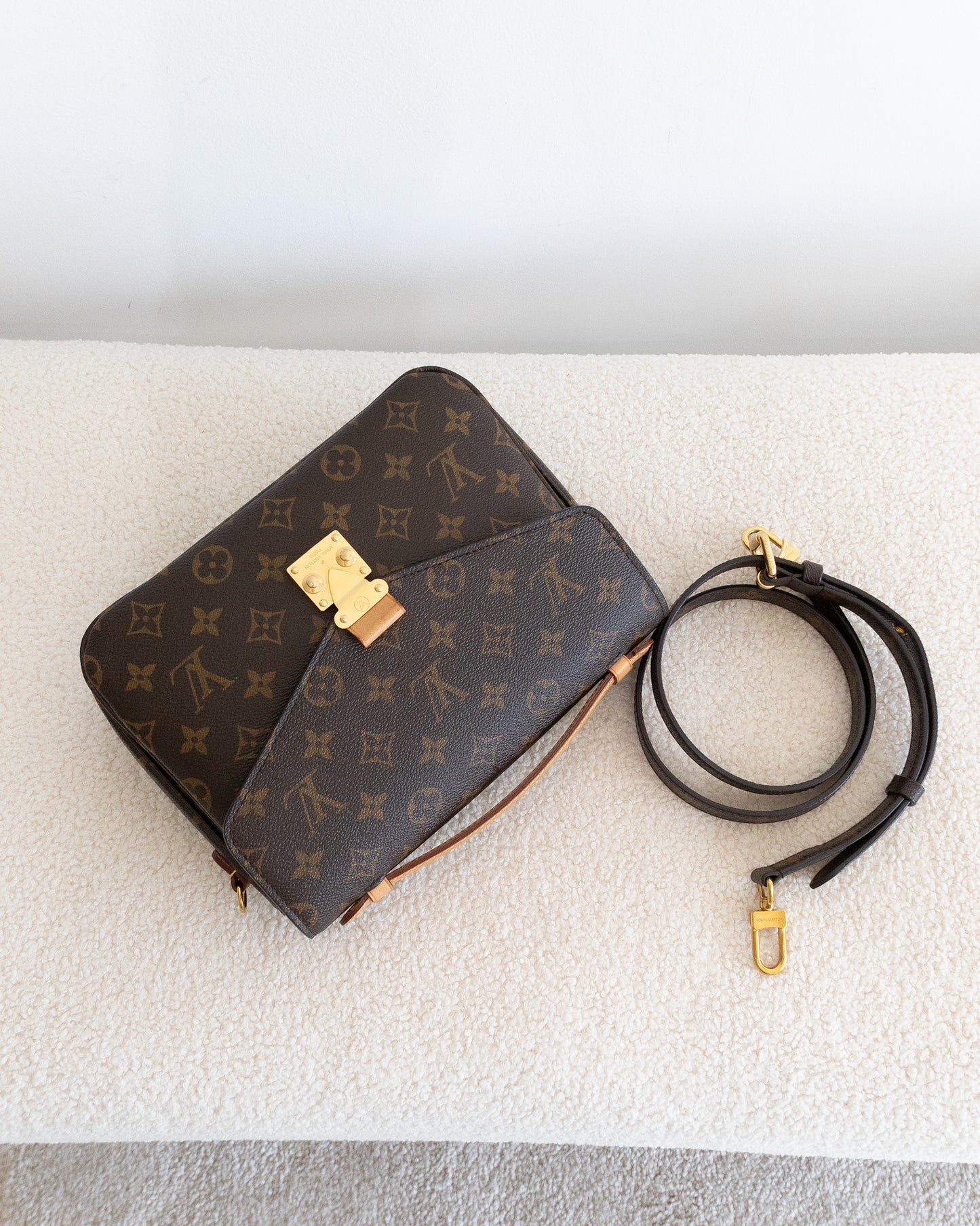 LOUIS VUITTON Pochette Metis