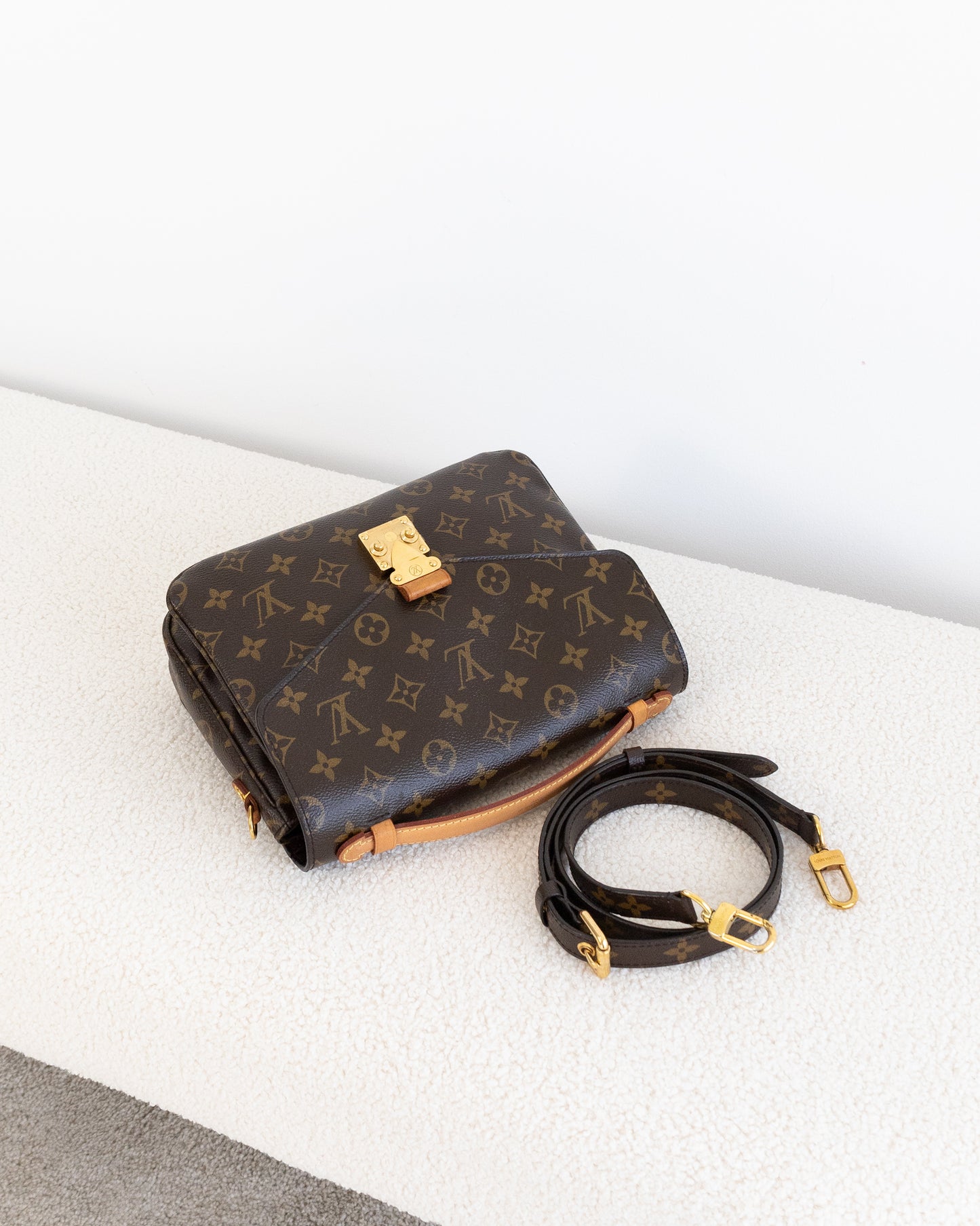 LOUIS VUITTON Pochette Metis