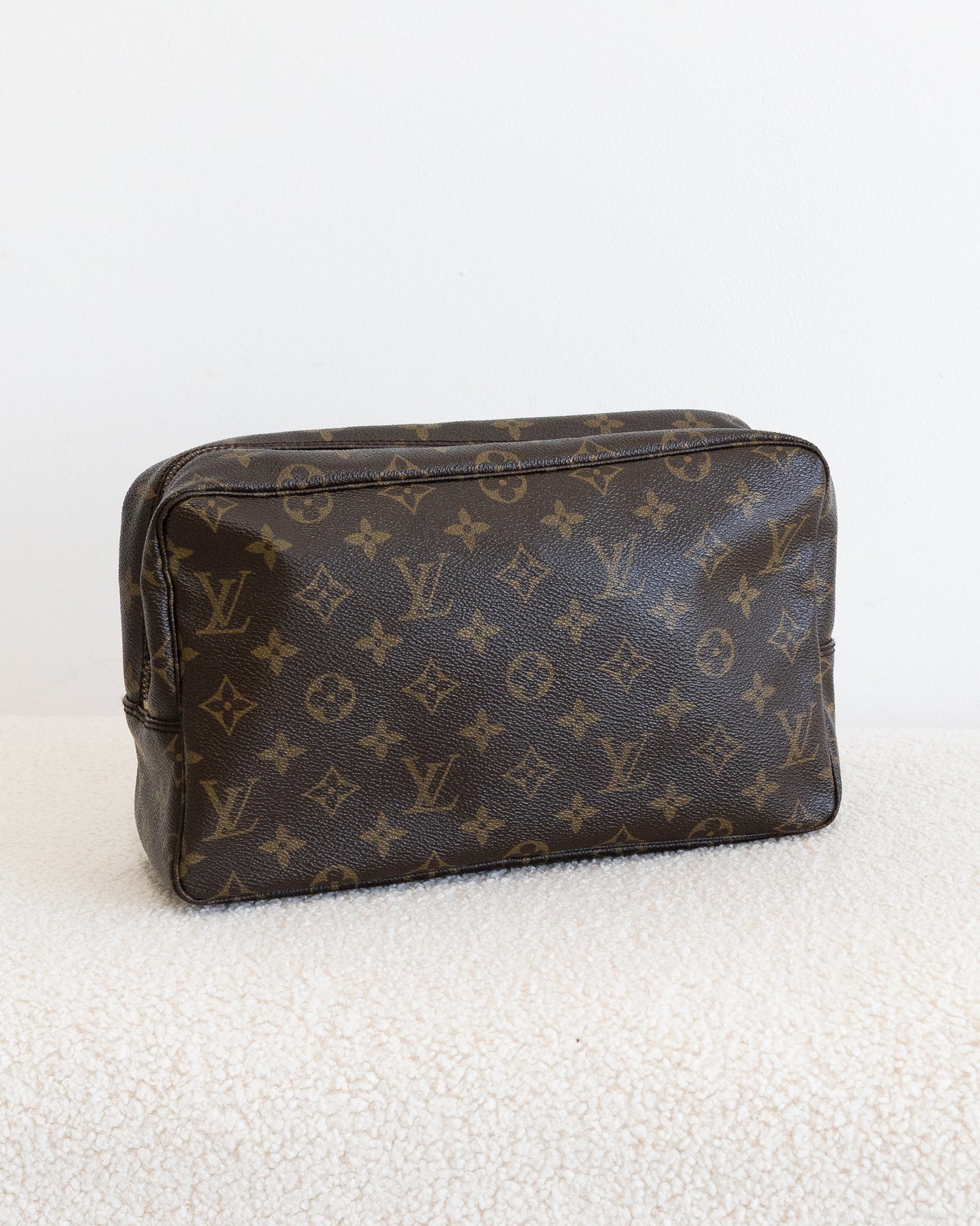 LOUIS VUITTON Trousse Toilette 28