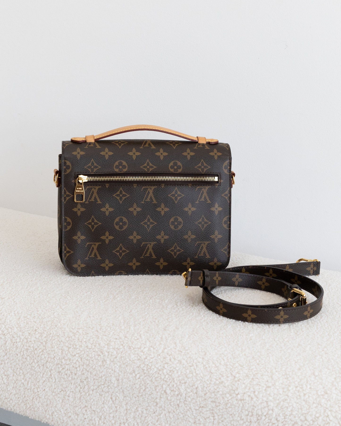 LOUIS VUITTON Pochette Metis