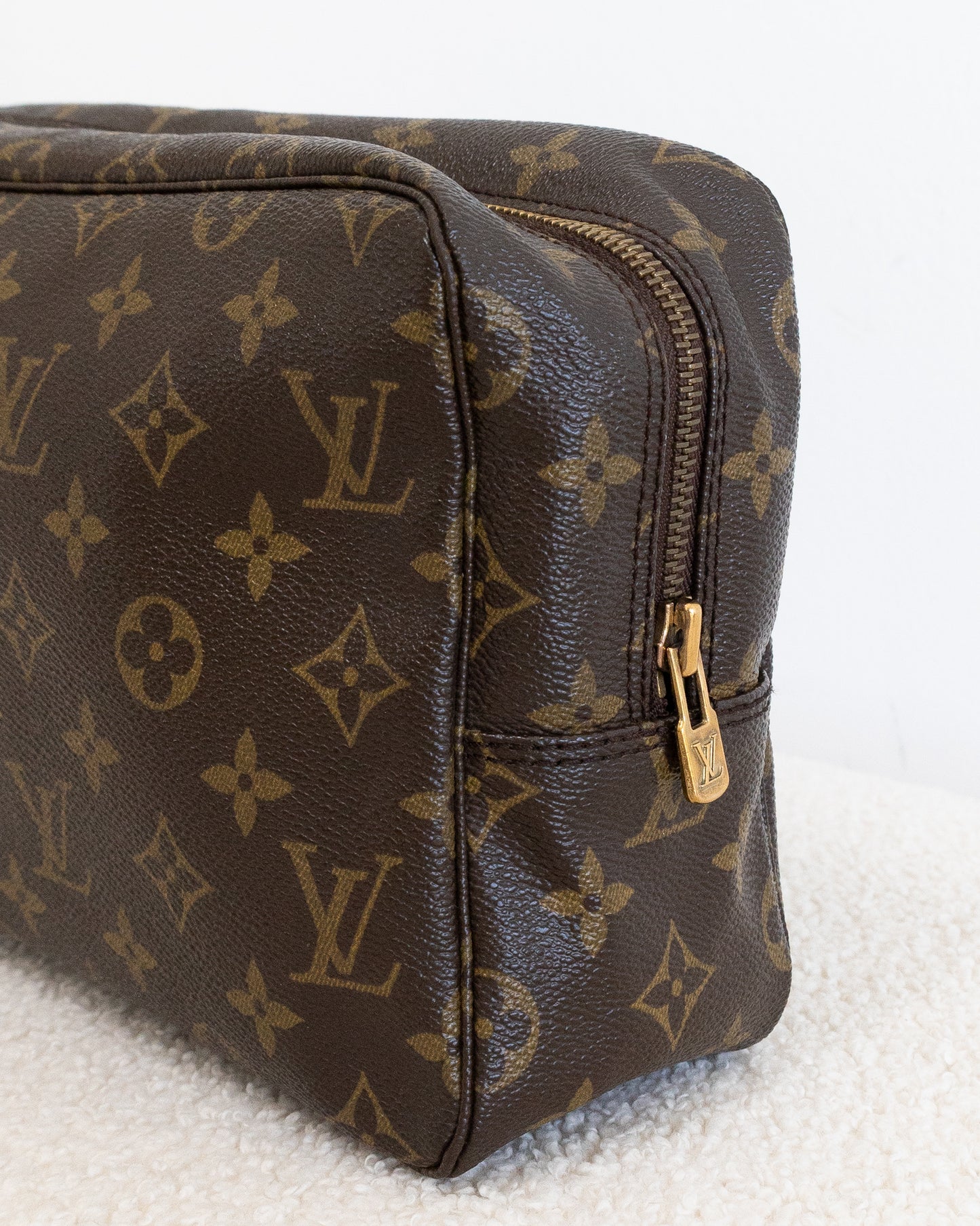 LOUIS VUITTON Trousse Toilette 28