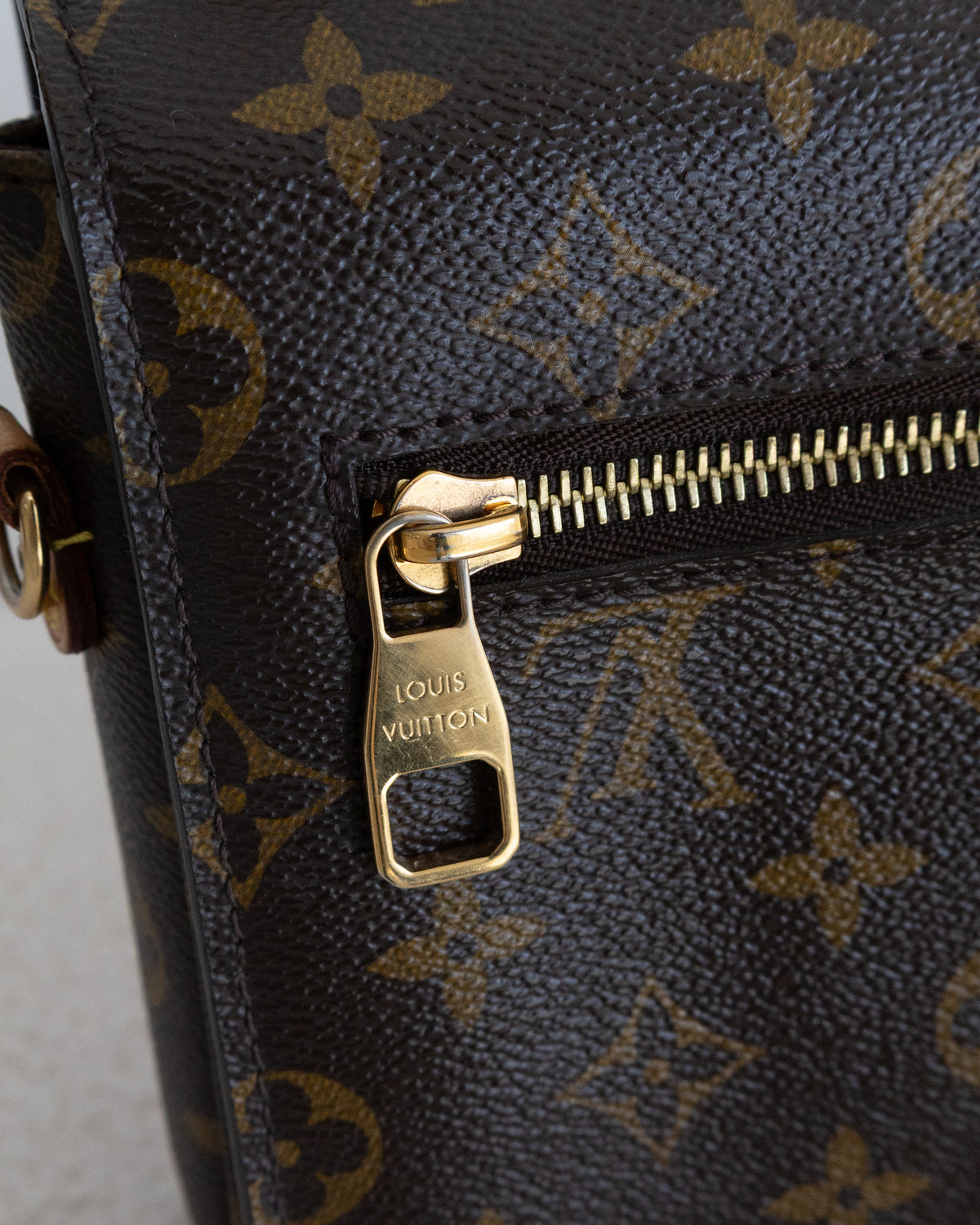 LOUIS VUITTON Pochette Metis