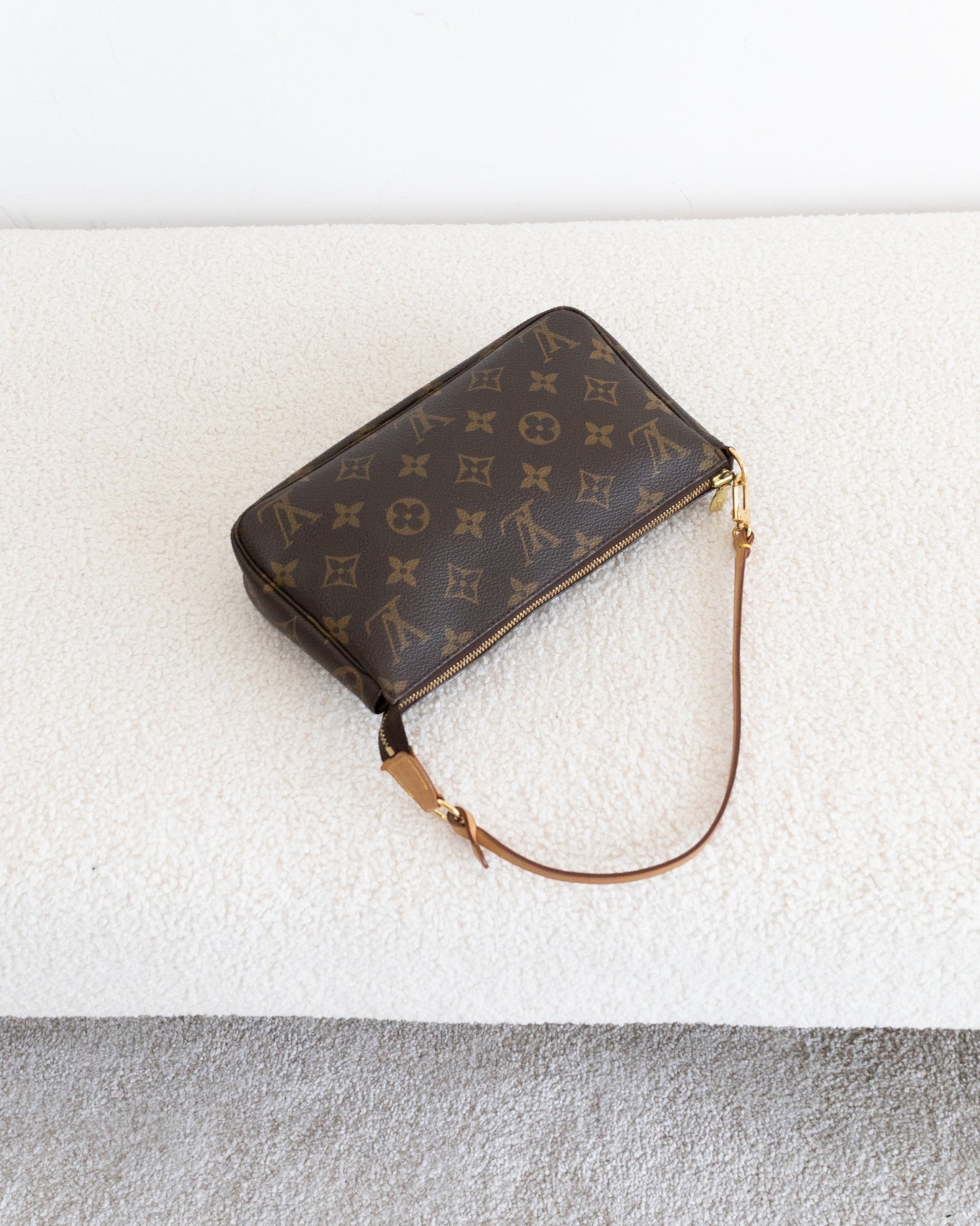 LOUIS VUITTON Pochette Accessoires