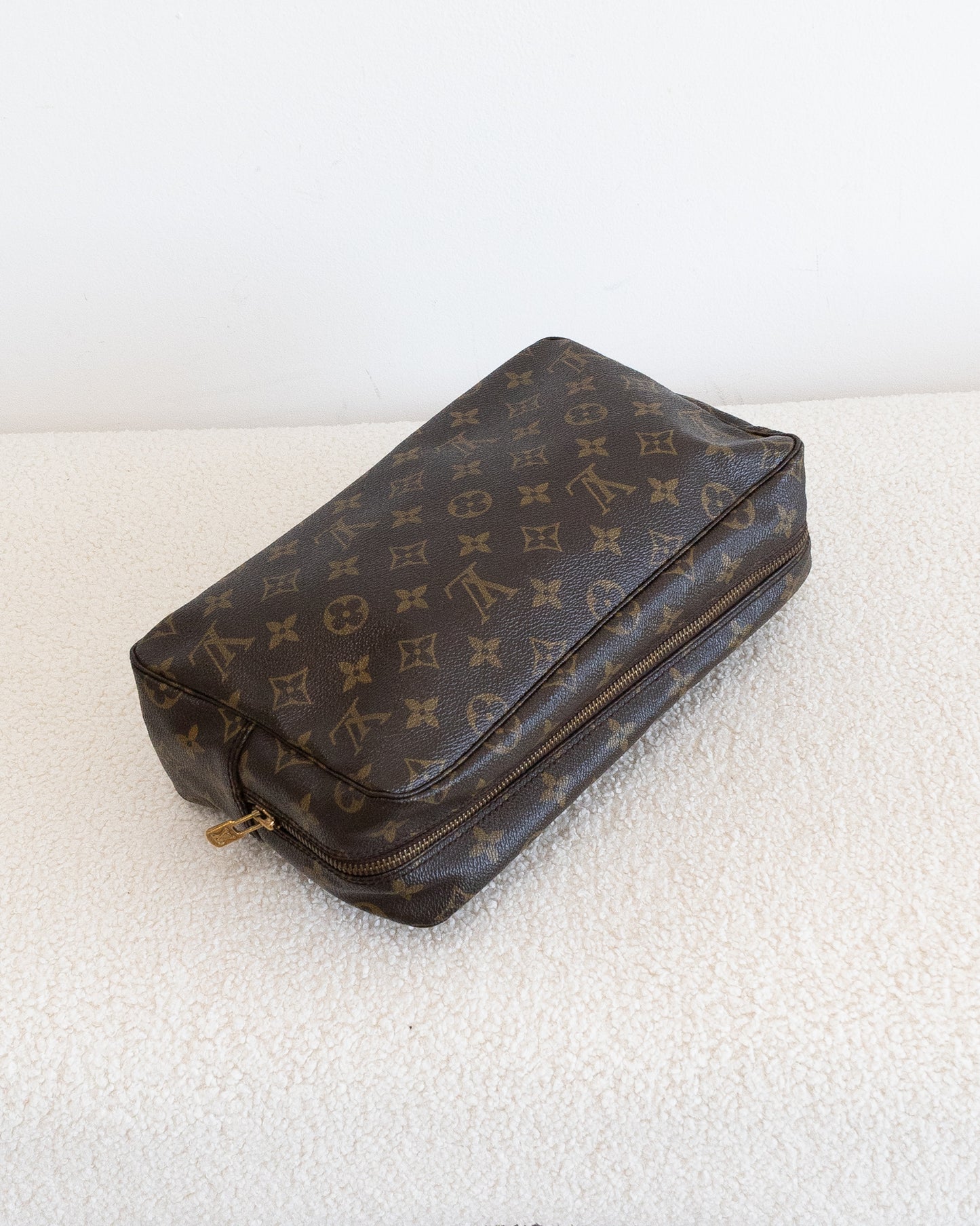 LOUIS VUITTON Trousse Toilette 28