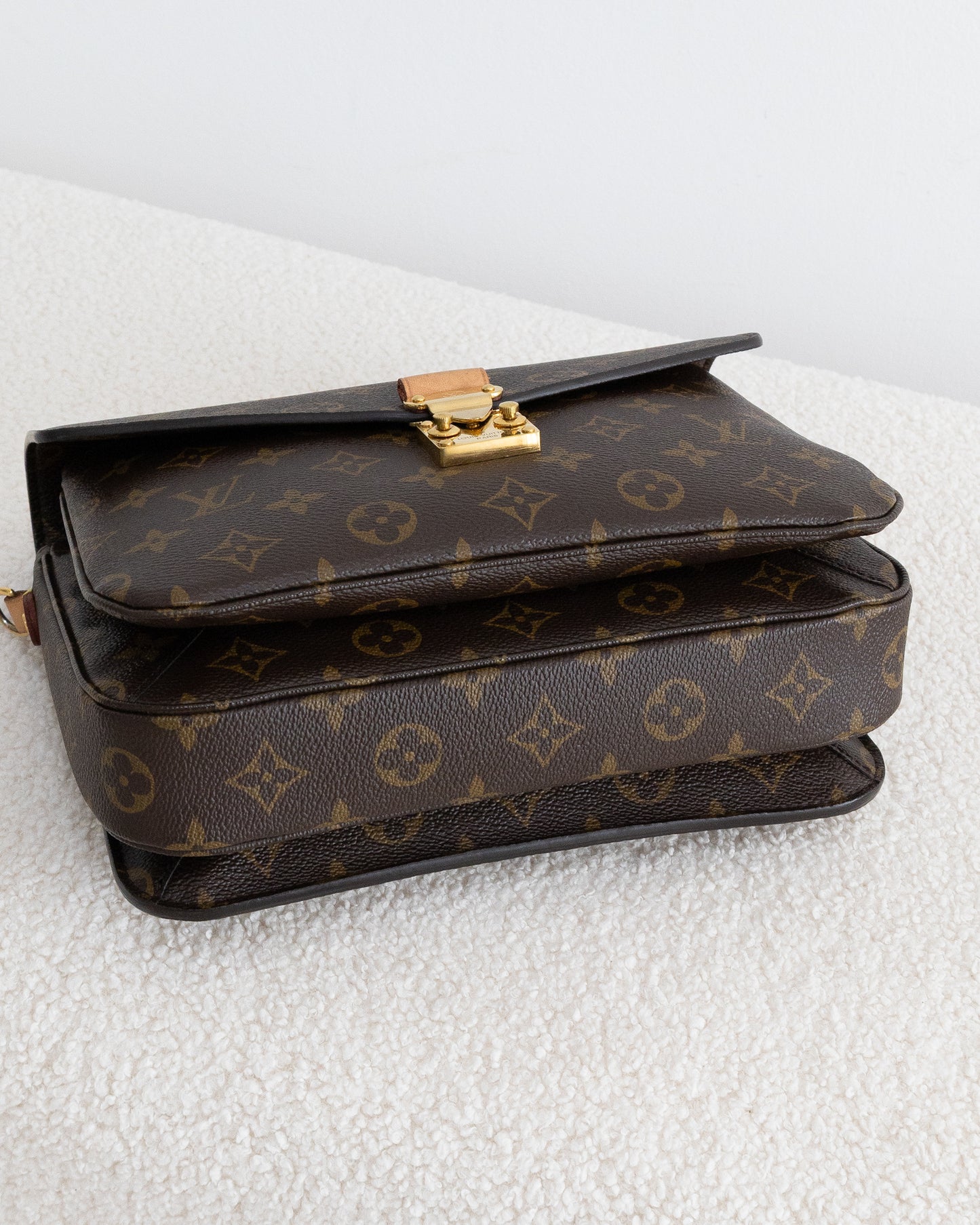 LOUIS VUITTON Pochette Metis