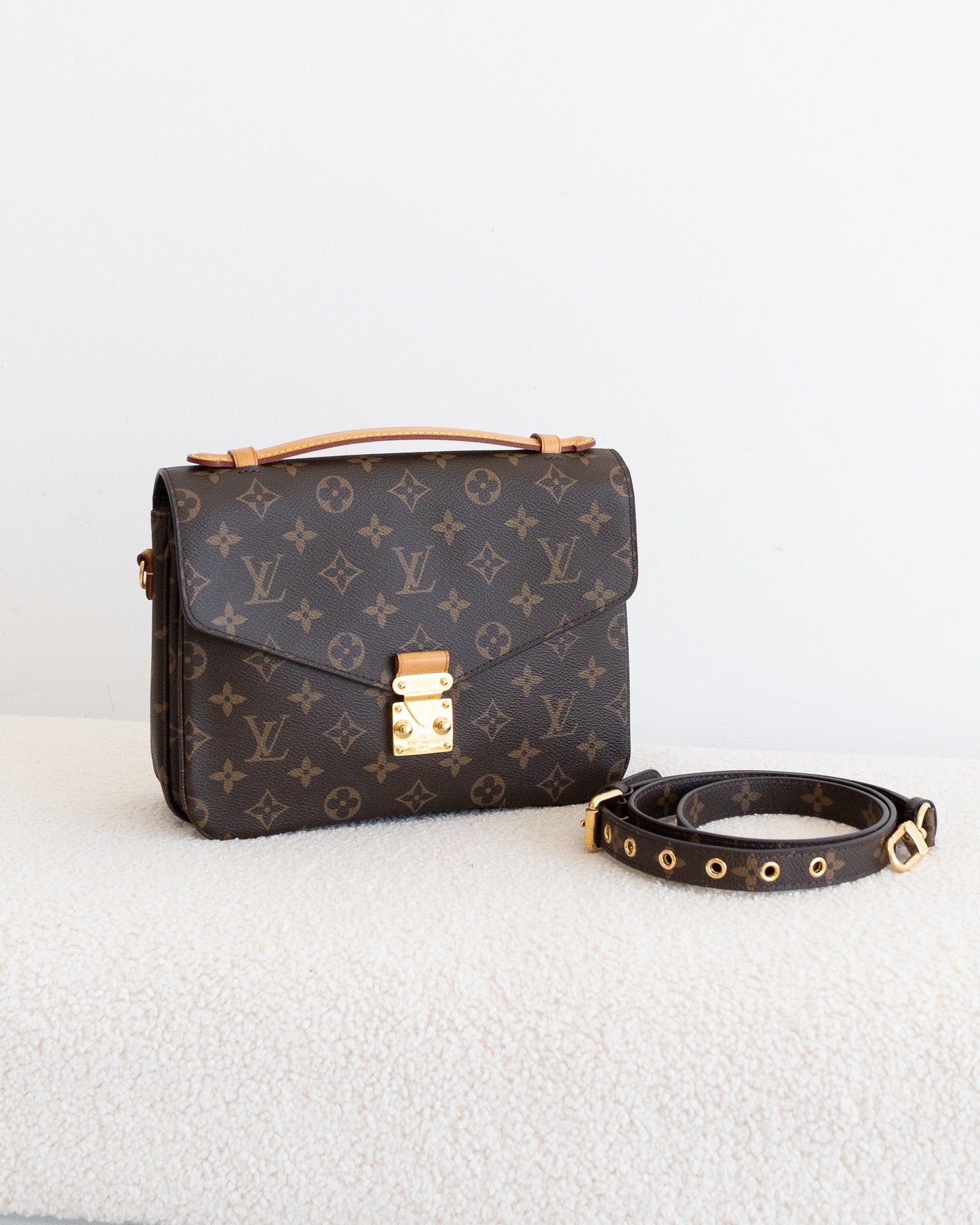 LOUIS VUITTON Pochette Metis