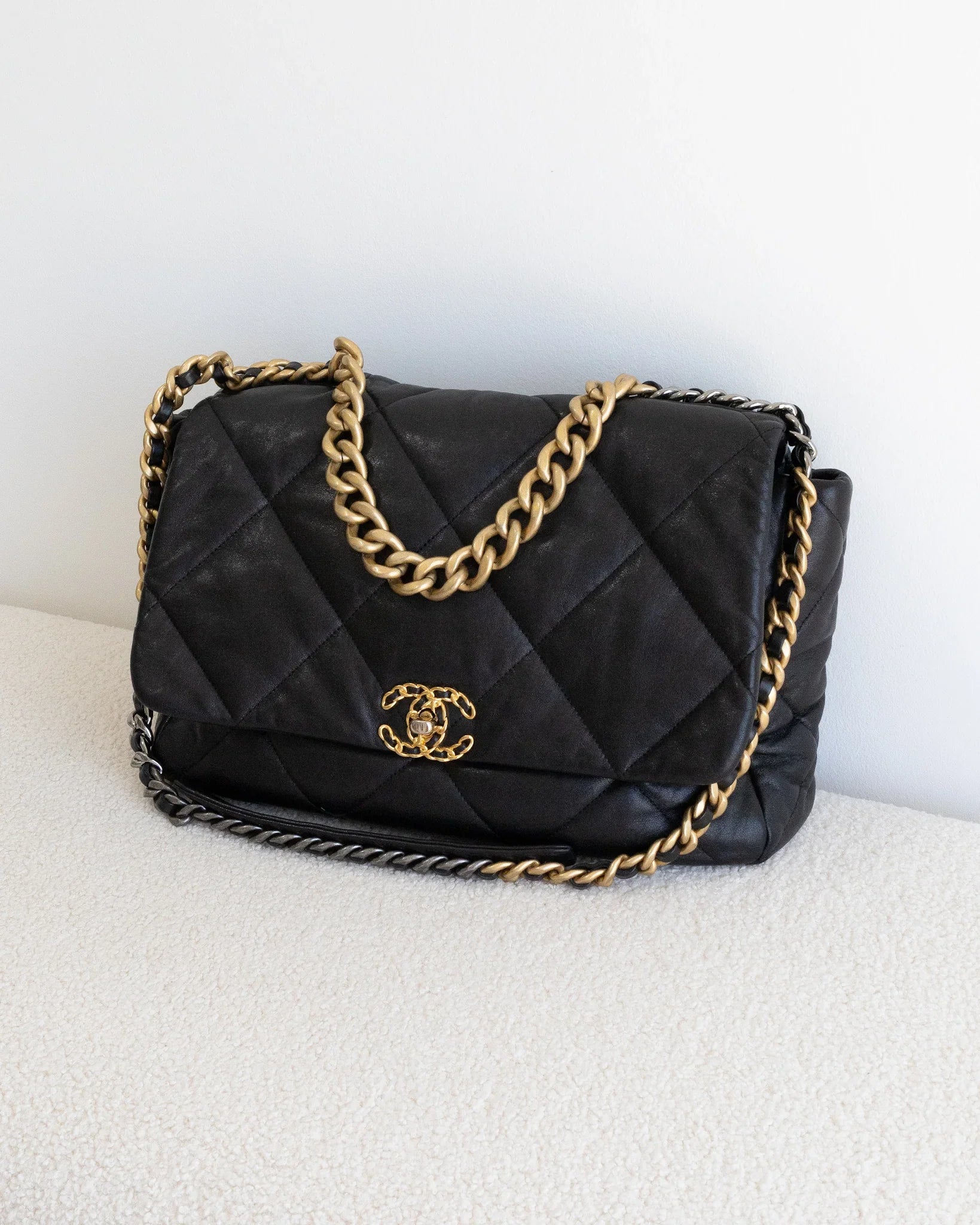 CHANEL 19 Maxi - THE VOG CLOSET