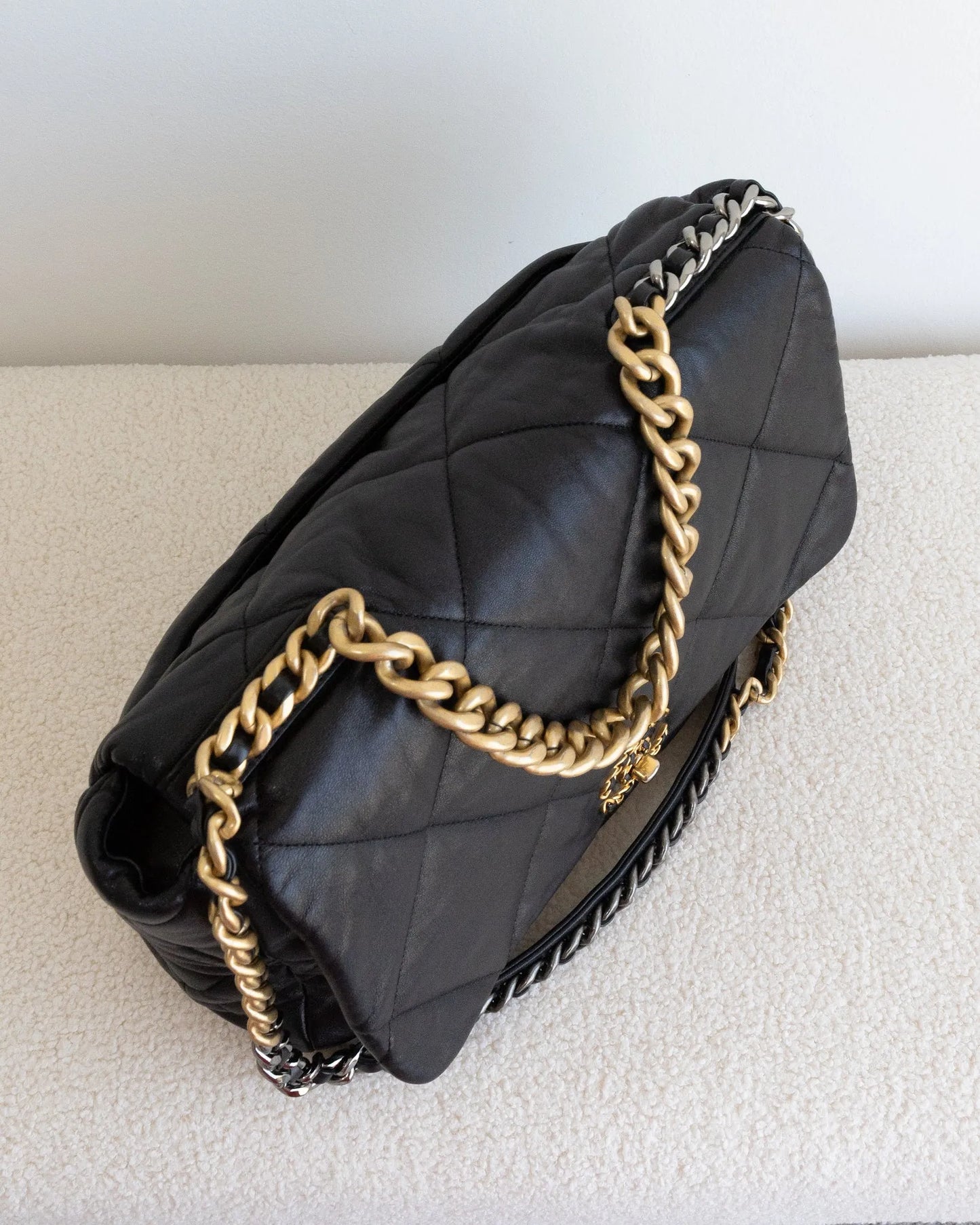 CHANEL 19 Maxi - THE VOG CLOSET