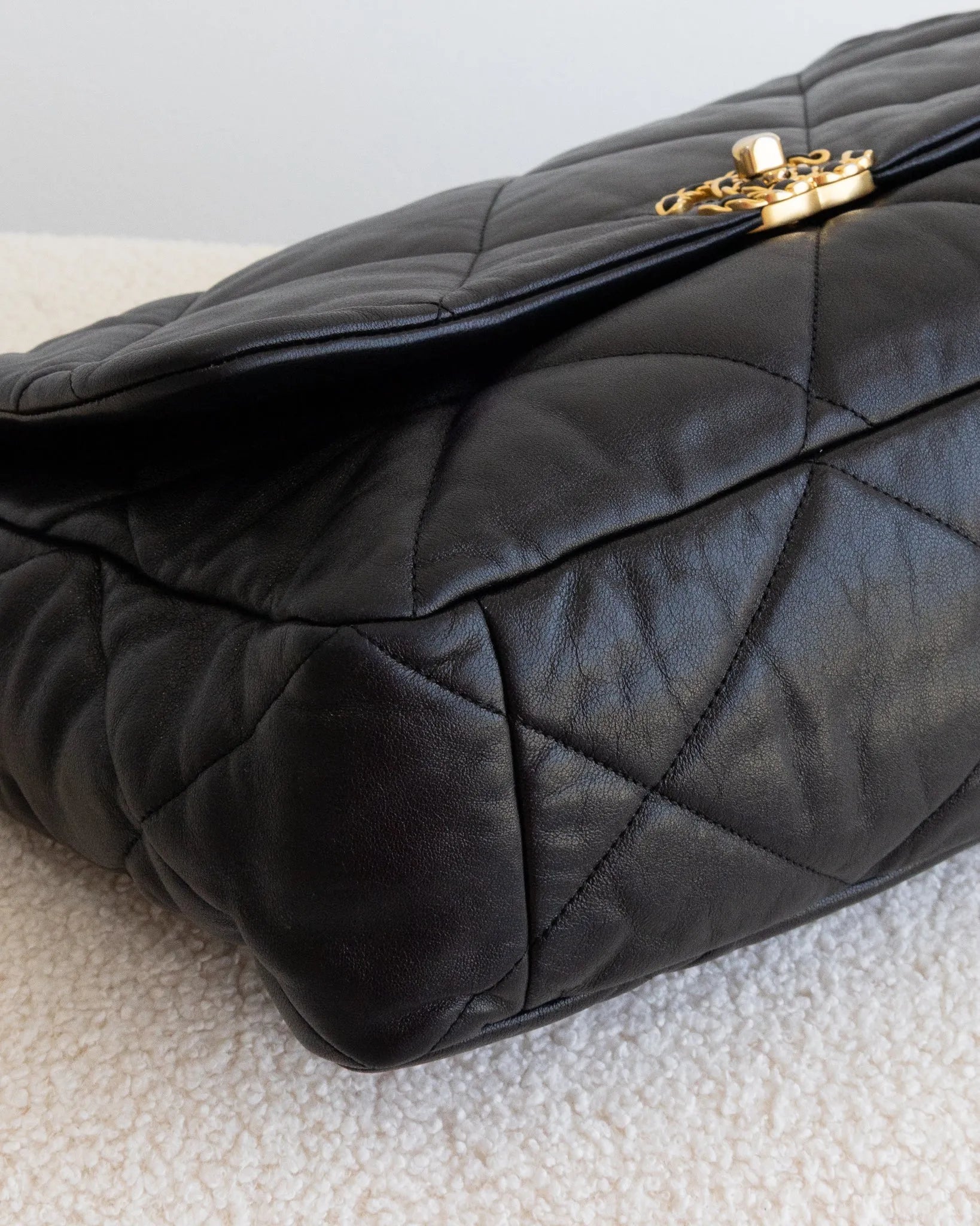 CHANEL 19 Maxi - THE VOG CLOSET