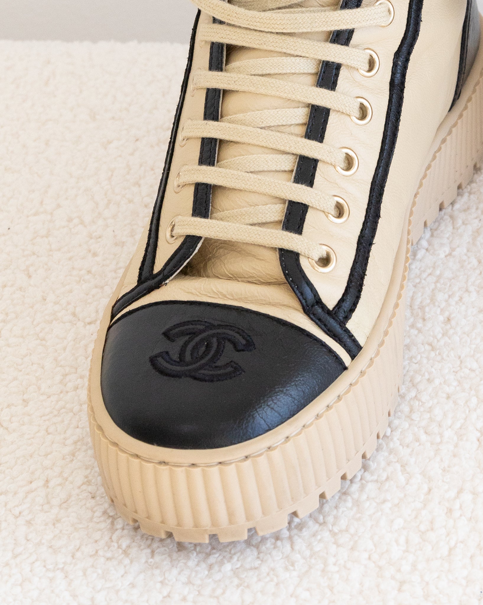 CHANEL Sneakers 37,5 - THE VOG CLOSET